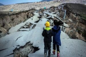 Kahramanmaraş Pazarcık'ta ikiye b&ouml;l&uuml;nen yol ve &ccedil;evresindeki arazilerde oluşan derin