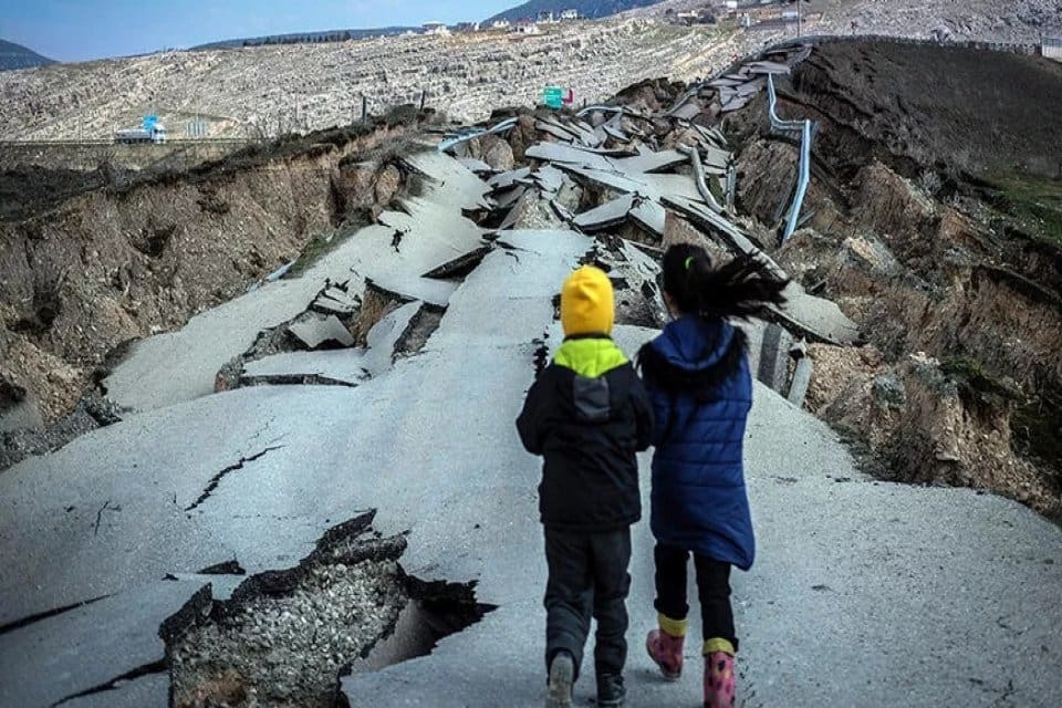 Kahramanmaraş Pazarcık'ta ikiye b&ouml;l&uuml;nen yol ve &ccedil;evresindeki arazilerde oluşan derin