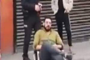 Suriyeli Hamze Hammami işyeri &ouml;n&uuml;ne koyduğu sandalyeye oturduğu i&ccedil;in yoldan