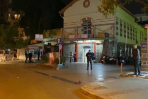 İzmir'in Konak il&ccedil;esinde, aralarında husumet bulunan iki grubun yol verme