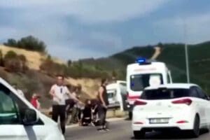 İZMİR'in G&uuml;zelbah&ccedil;e il&ccedil;esinde ref&uuml;je &ccedil;arptıktan sonra devrilen motosikletten yola savrulan