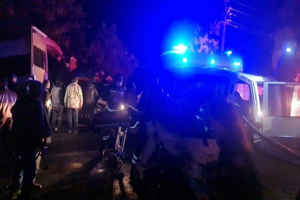 Muğla'nın Menteşe il&ccedil;esinde, yolcu midib&uuml;s&uuml; ile kamyonetin &ccedil;arpıştığı kazada 22