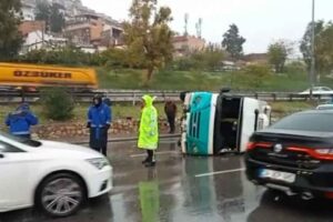 İZMİR'in Konak ilçesinde, yağmurlu havada kontrolden çıkıp devrilen, içinde yolcu