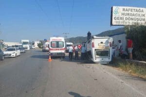 İZMİR'in Kemalpaşa il&ccedil;esinde, yolcu minib&uuml;s&uuml; ile otomobilin &ccedil;arpıştığı kazada 1'i