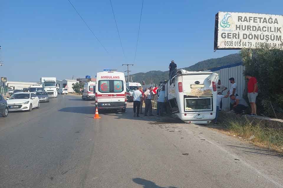 İZMİR'in Kemalpaşa il&ccedil;esinde, yolcu minib&uuml;s&uuml; ile otomobilin &ccedil;arpıştığı kazada 1'i