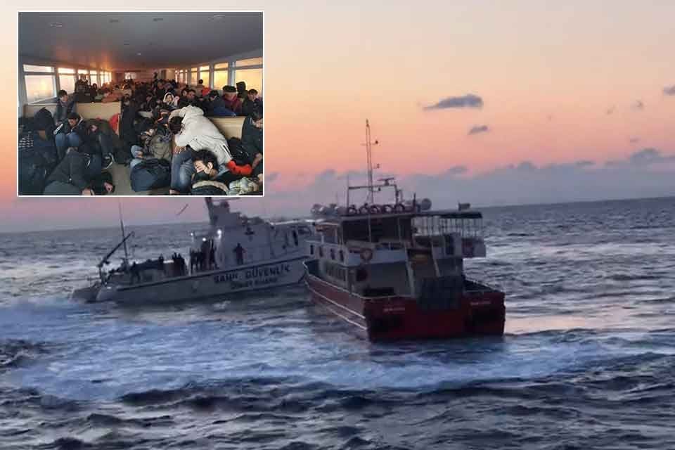 İzmir'in Seferihisar il&ccedil;esi a&ccedil;ıklarında, yolcu motoruyla Yunanistan'a ge&ccedil;meye &ccedil;alışan 251
