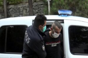 İstanbul'un Beylikdüzü'nde şoförün tuvalete gitmek üzere inmesini fırsat bilerek, yolcusu