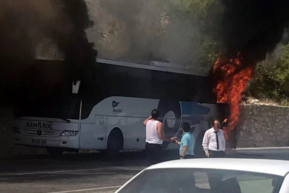 Denizli-Muğla karayolu sınırındaki yolcu otob&uuml;s&uuml;n&uuml;n motorunda başlayan yangın sonrası otob&uuml;s