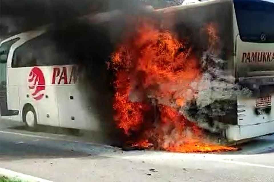 DENİZLİ'nin Pamukkale il&ccedil;esinde, seyir halindeki yolcu otob&uuml;s&uuml;n&uuml;n motor kısmında &ccedil;ıkan