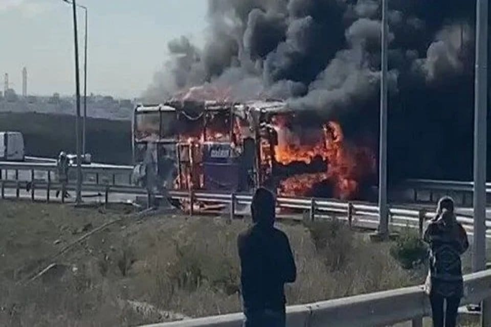 İstanbul Başakşehir'de yolcu otob&uuml;s&uuml;nde yangın &ccedil;ıktı. Otob&uuml;s alev alev yanarken