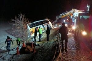 Kayseri'nin Pınarbaşı il&ccedil;esinde yolcu otob&uuml;s&uuml;n&uuml;n şarampole devrilmesi sonucu 4 kişi