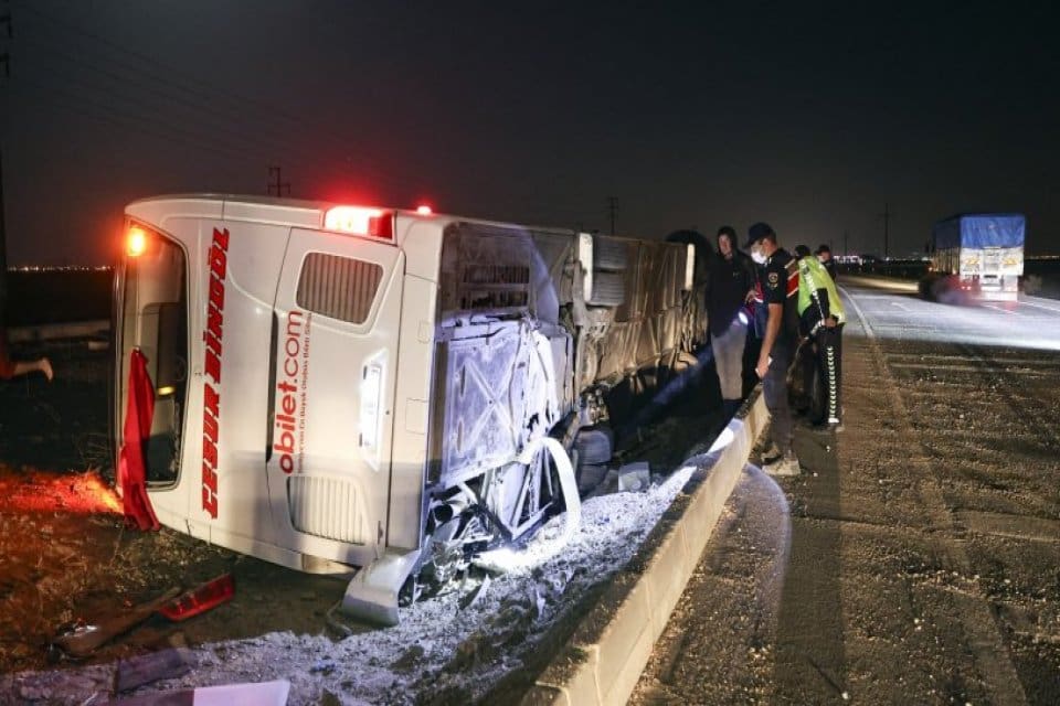 Konya'da yolcu otob&uuml;s&uuml;n devrilmesi sonucu, biri ağır 14 kişi yaralandı.