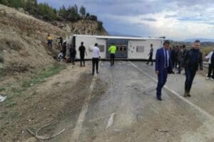 Mersin'in Mut il&ccedil;esinde yolcu otob&uuml;s&uuml; devrildi. Meydana gelen kazada ilk