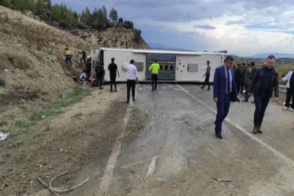 Mersin'in Mut il&ccedil;esinde yolcu otob&uuml;s&uuml; devrildi. Meydana gelen kazada ilk
