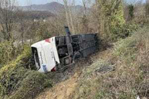 Bartın'da yolcu otob&uuml;s&uuml;n&uuml;n yoldan &ccedil;ıkarak devrilmesi sonucu ilk belirlemelere g&ouml;re