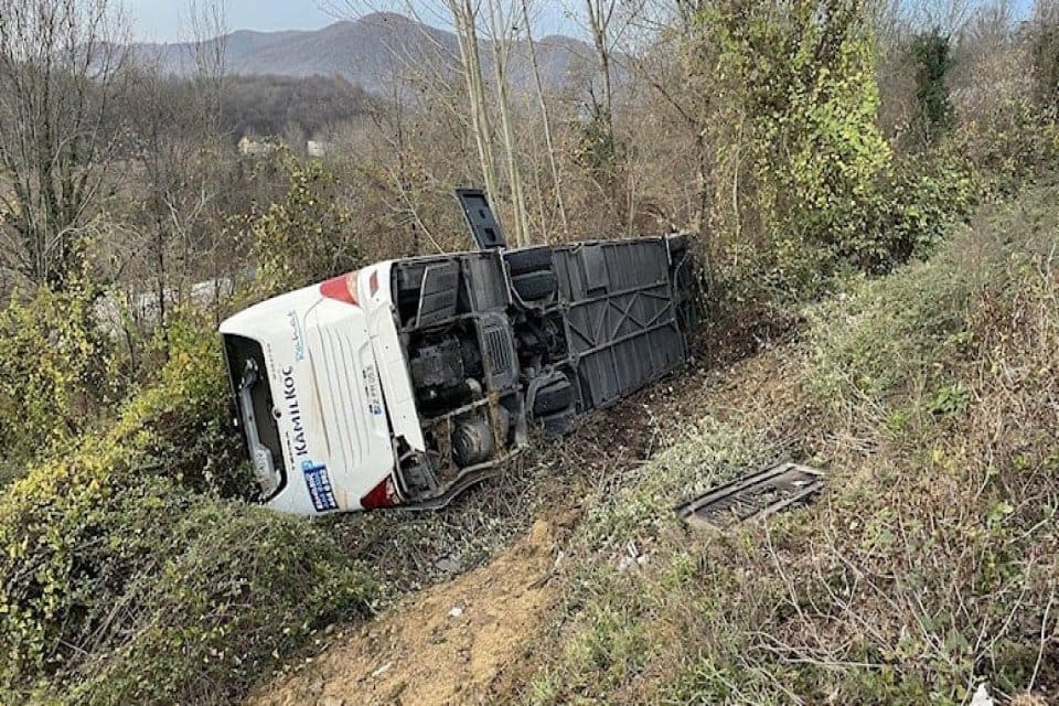 Bartın'da yolcu otob&uuml;s&uuml;n&uuml;n yoldan &ccedil;ıkarak devrilmesi sonucu ilk belirlemelere g&ouml;re