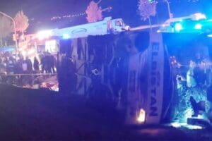 DENİZLİ'nin Honaz il&ccedil;esinde kırmızı ışıkta ge&ccedil;tiği &ouml;ne s&uuml;r&uuml;len yolcu otob&uuml;s&uuml;