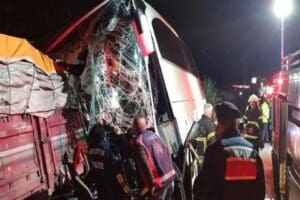 Amasya Merzifon'da yolcu otob&uuml;s&uuml; ile TIR &ccedil;arpıştı. Kazada 2 kişi