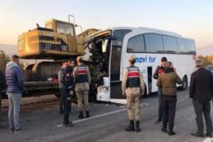 Amasya'nın Taşova il&ccedil;esinde &ccedil;ekici ile taşınan iş makinesine &ccedil;arpan tur