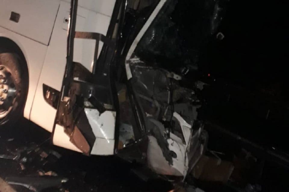 Mersin'in Tarsus il&ccedil;esinde, yolcu otob&uuml;s&uuml;n&uuml;n TIR'a &ccedil;arptığı kazada 1 kişi
