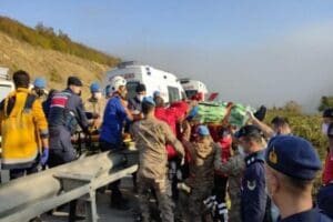 Samsun'un Kavak il&ccedil;esinde s&uuml;r&uuml;c&uuml;s&uuml;n&uuml;n kontrol&uuml;n&uuml; yitirdiği yolcu otob&uuml;s&uuml; Boğazi&ccedil;i mevkiinde