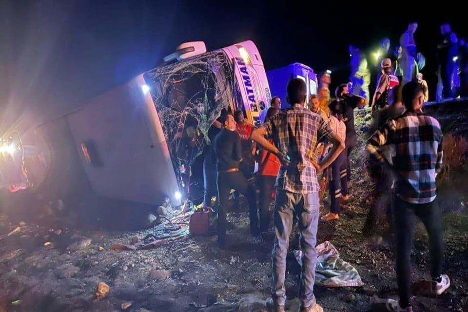 Yolcu otob&uuml;s&uuml; ile kamyonet , Şanlıurfa-Gaziantep kara yolunun Suru&ccedil; il&ccedil;esi
