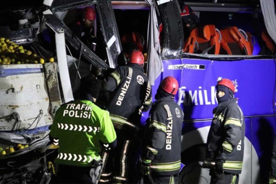 Denizli'nin Bozkurt il&ccedil;esinde, yolcu otob&uuml;s&uuml; aynı y&ouml;nde ilerleyen limon y&uuml;kl&uuml;