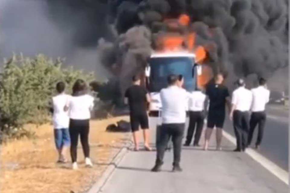 İzmir'in Torbalı ilçesinde, seyir halindeyken motoru alev alan yolcu otobüsü,