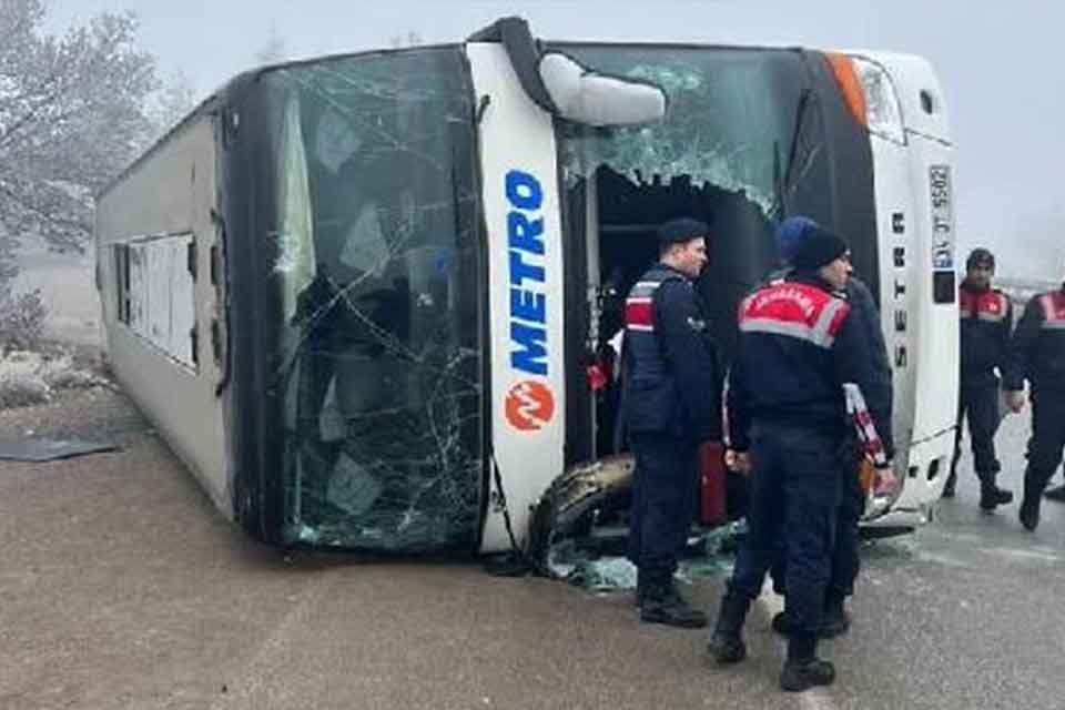 Ankara'nın Kalecik il&ccedil;esinde, kontrolden &ccedil;ıkan yolcu otob&uuml;s&uuml;n&uuml;n devrildiği kazada, 8