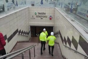 İstanbul'da Taksim&nbsp;Metro İstasyonu'nda, raylara d&uuml;şen yolcu nedeniyle seferler bir s&uuml;re