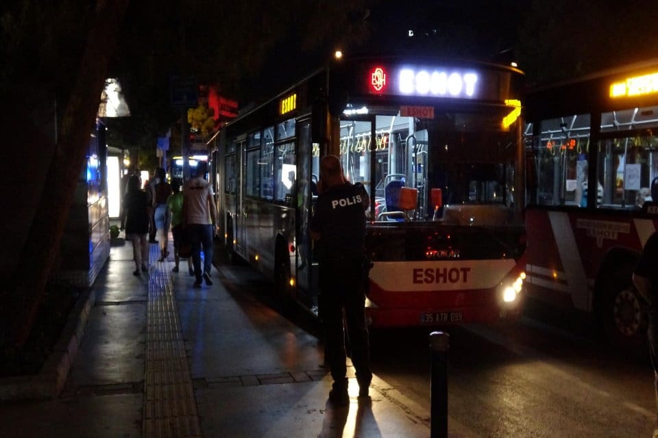 İzmir'in Konak il&ccedil;esinde, hareket saatini bekleyen ve i&ccedil;erisinde yolcuların bulunduğu