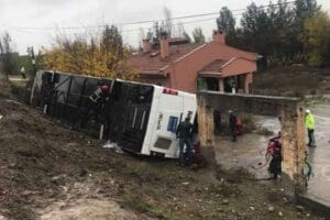 Diyarbakır'da yolcu otob&uuml;s&uuml;n&uuml;n şarampole devrilmesi sonucu ilk belirlemelere g&ouml;re 20