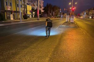 İzmir'in Karabağlar il&ccedil;esinde, yolun karşısına ge&ccedil;meye &ccedil;alışan Sebayittin &Ccedil;ayıtepe (60),