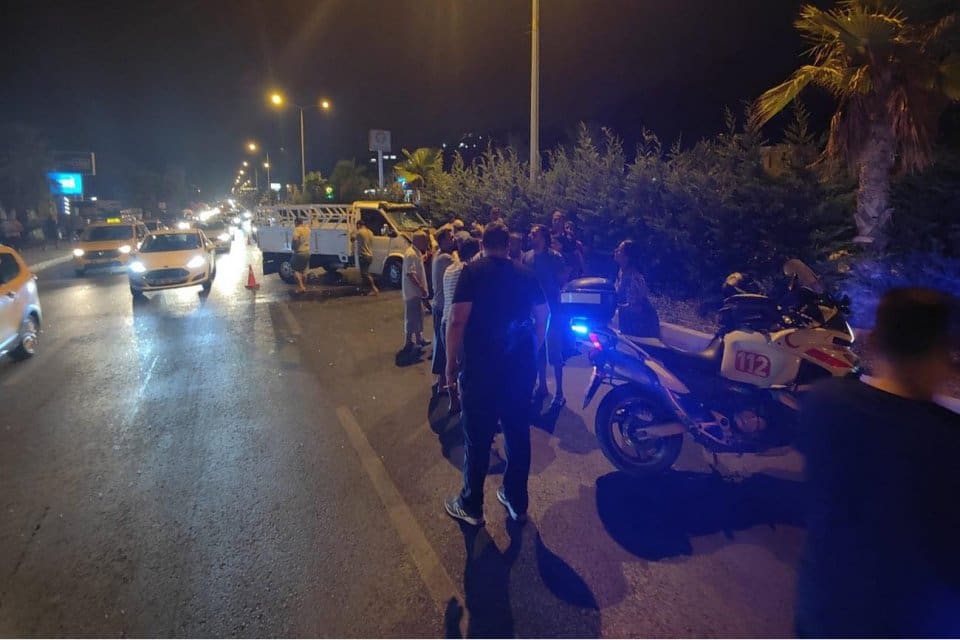 AYDIN'ın Kuşadası il&ccedil;esinde yolun karşısına ge&ccedil;meye &ccedil;alışan yabancı uyruklu kadın,