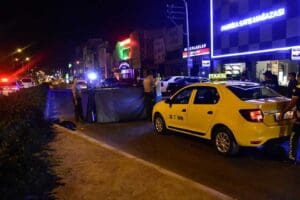 İzmir&rsquo;in Karabağlar il&ccedil;esinde, yolun karşısına ge&ccedil;meye &ccedil;alışan Asım Karataş (53),