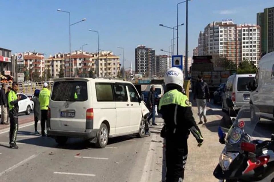 Konya'da yolun karşısına ge&ccedil;meye &ccedil;alışırken otomobilin &ccedil;arptığı Ayşen S&ouml;yler (44),