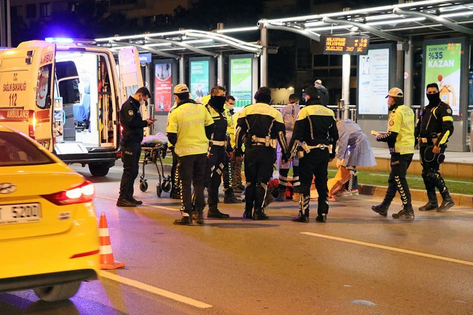 İzmir'in Konak il&ccedil;esinde, yolun karşısına ge&ccedil;mek istediği sırada bir otomobilin