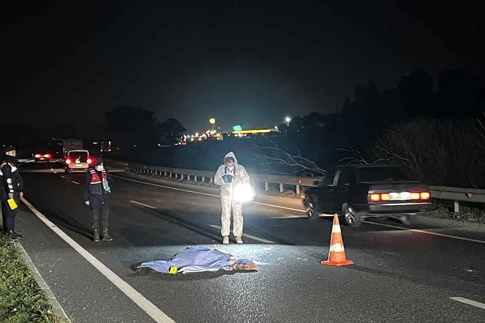 İZMİR'in Kemalpaşa il&ccedil;esinde, yolun karşısına ge&ccedil;meye &ccedil;alışırken, hafif ticari aracın