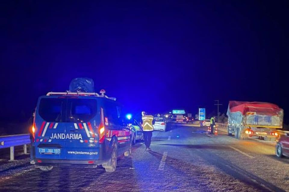 Denizli&rsquo;nin Tavas il&ccedil;esinde, karayolunun karşına yaya olarak ge&ccedil;meye &ccedil;alışan 64