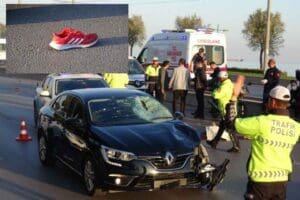 İzmir'in&nbsp;&nbsp;Konak il&ccedil;esinde yolun karşısına ge&ccedil;meye &ccedil;alışan Turhan Dizdaroğlu (35), otomobil