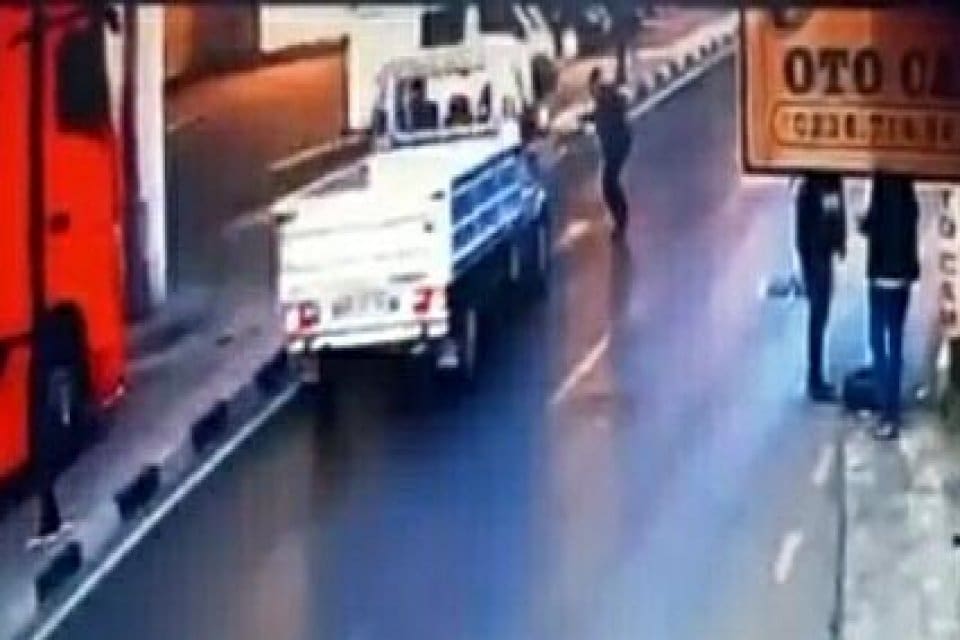 Salihli il&ccedil;esinde, yolun karşısına ge&ccedil;mek isterken kamyonetin &ccedil;arptığı Ali Eren