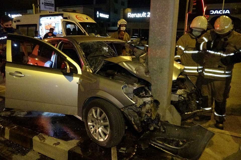 İzmir'in Gaziemir il&ccedil;esinde, s&uuml;r&uuml;c&uuml;s&uuml;n&uuml;n direksiyon kontrol&uuml;n&uuml; kaybettiği otomobil y&ouml;n levhasının