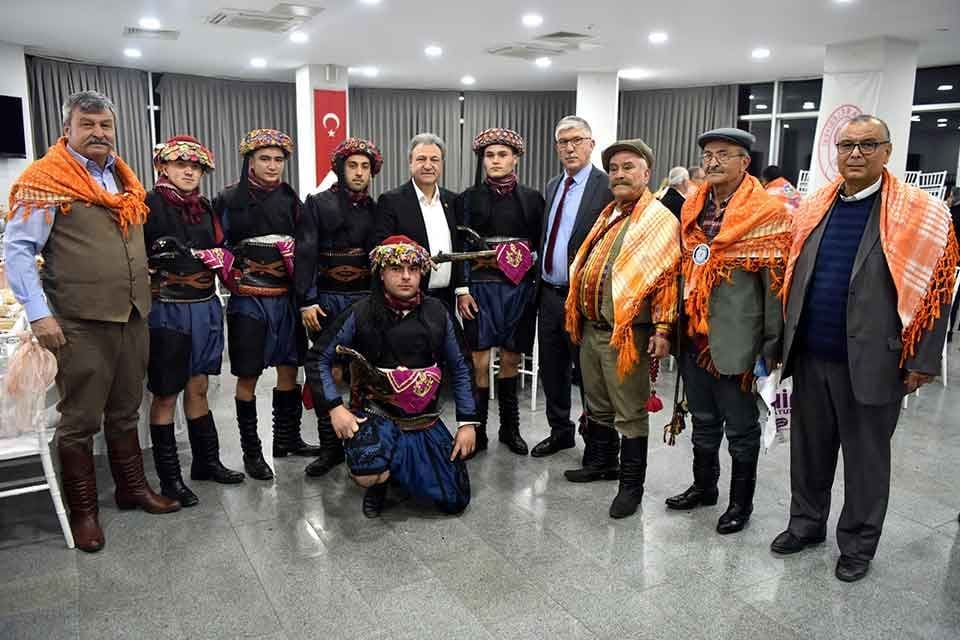 Ege B&ouml;lgesi Y&ouml;r&uuml;k T&uuml;rkmenleri Bornova&rsquo;da buluştu. 4 federasyon ve 28