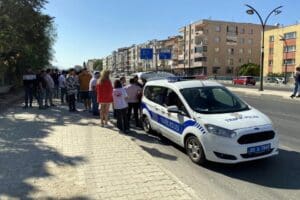 Manise&rsquo;nın Turgutlu il&ccedil;esinde, yolun karşısına ge&ccedil;meye &ccedil;alıştığı sırada otomobilin &ccedil;arptığı