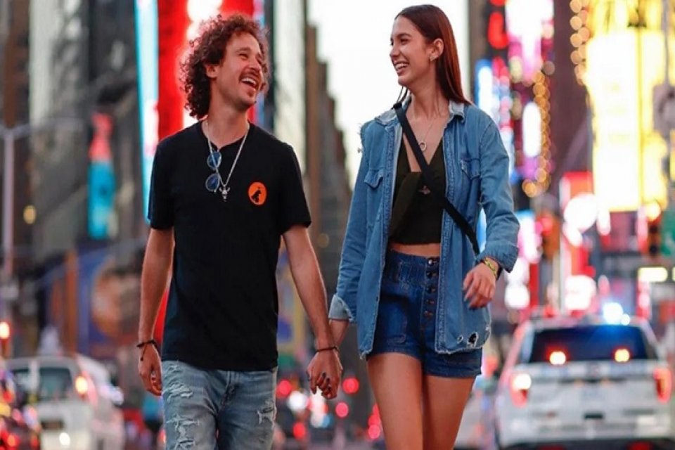 YouTube fenomeni Luisito Comunica, aktarma yapmak &uuml;zere İstanbul Havaalanına geldi.