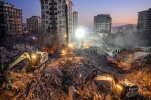 Deprem felaketlerinin ardından se&ccedil;imlerin ertelenip ertelenmeyeceği tartışması s&uuml;rerken, deprem illerinde
