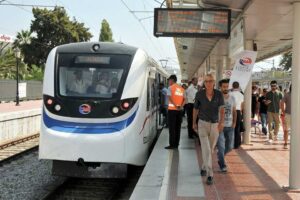 İzmir'de Turan istasyonu yakınında bir y&uuml;k treninin raydan &ccedil;ıkması nedeniyle