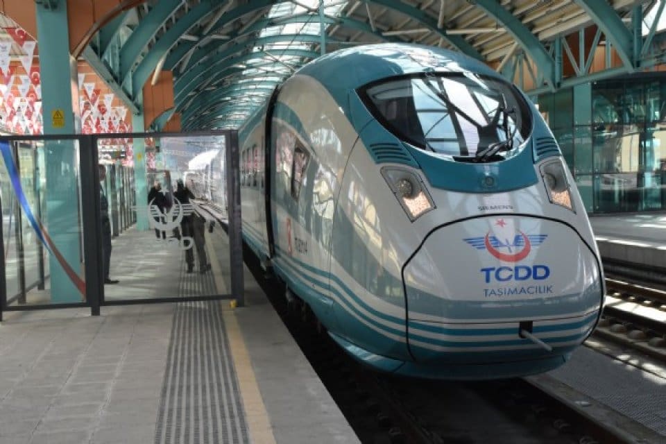 Sivas'ta d&uuml;n a&ccedil;ılışı yapılan Ankara-Sivas Y&uuml;ksek Hızlı Treni (YHT), bu
