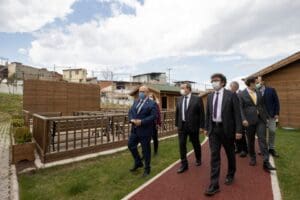 Konak Belediye Başkanı Abd&uuml;l Batur ile birlikte Engelsiz Yaşam K&ouml;y&uuml;