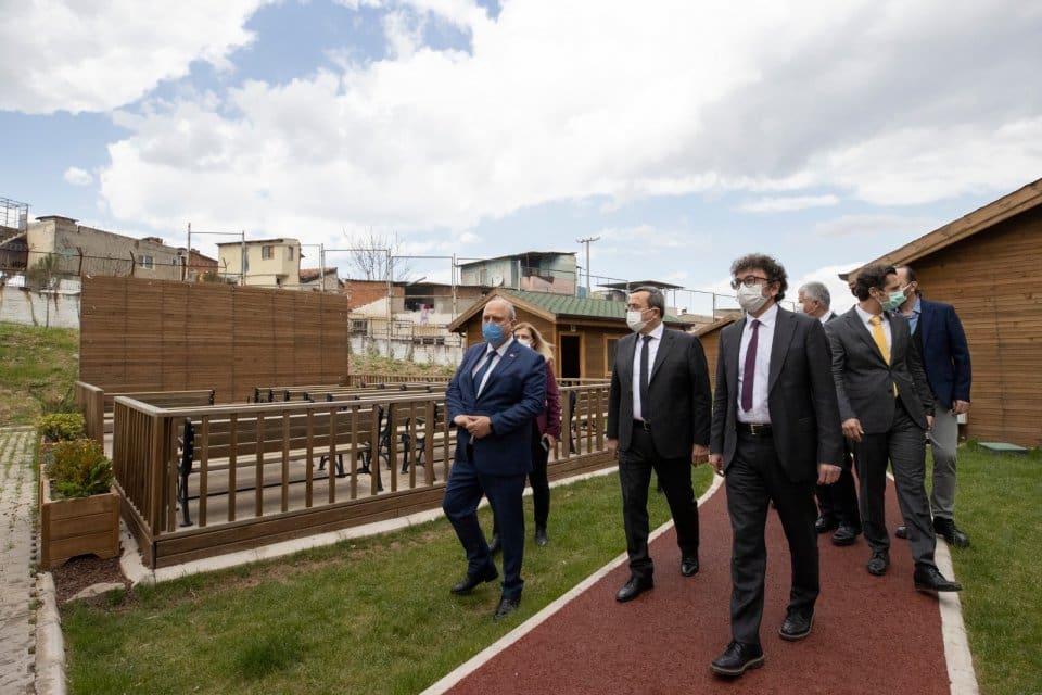 Konak Belediye Başkanı Abd&uuml;l Batur ile birlikte Engelsiz Yaşam K&ouml;y&uuml;